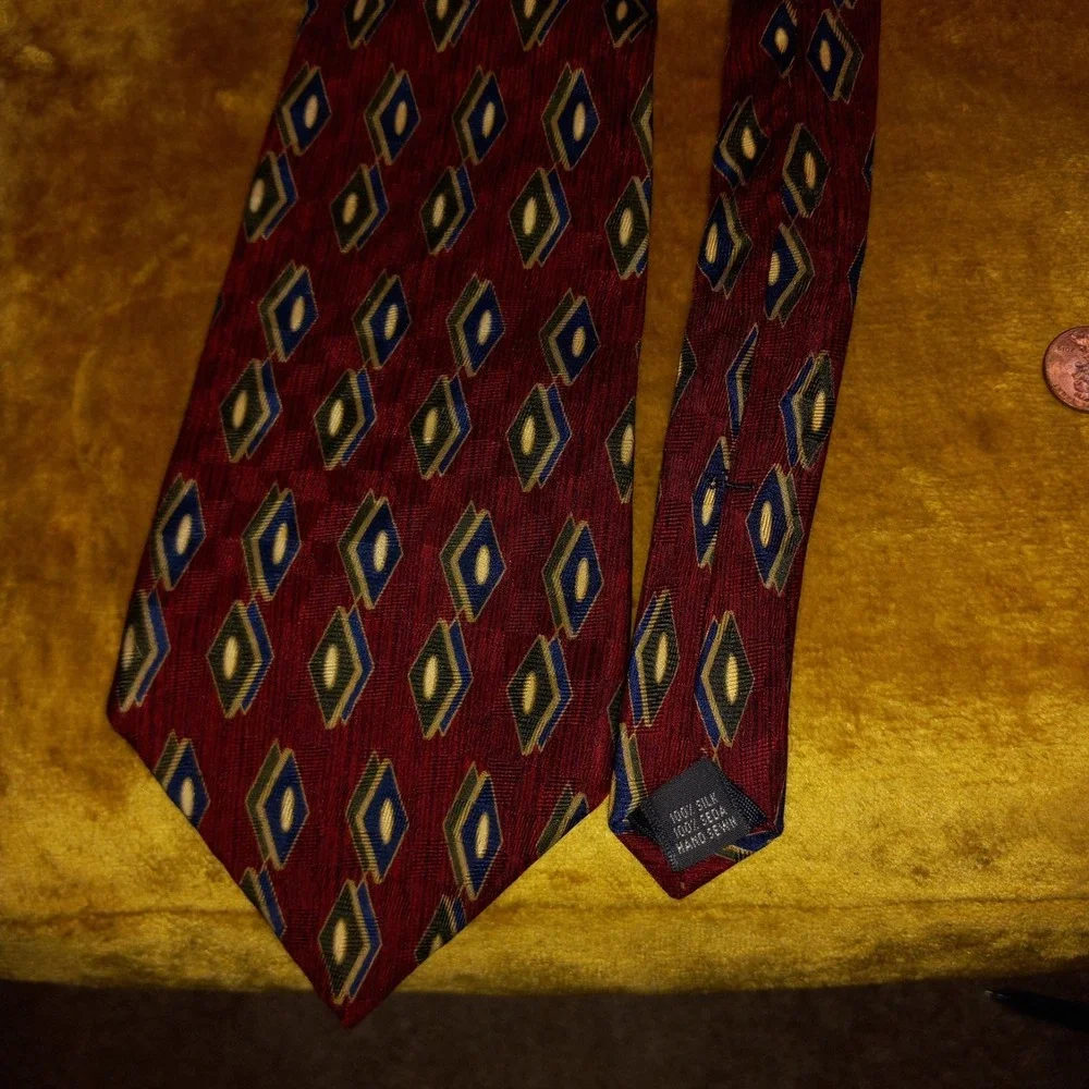 Leviner Wood Gentlemen's clothiers Red w/ Geometric diamonds 100% silk hand sewn